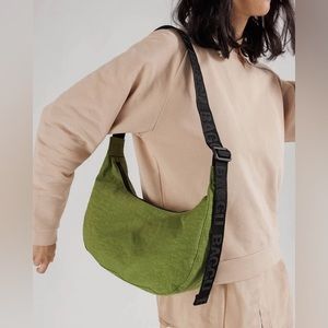 BAGGU Medium crescent bag in Avocado